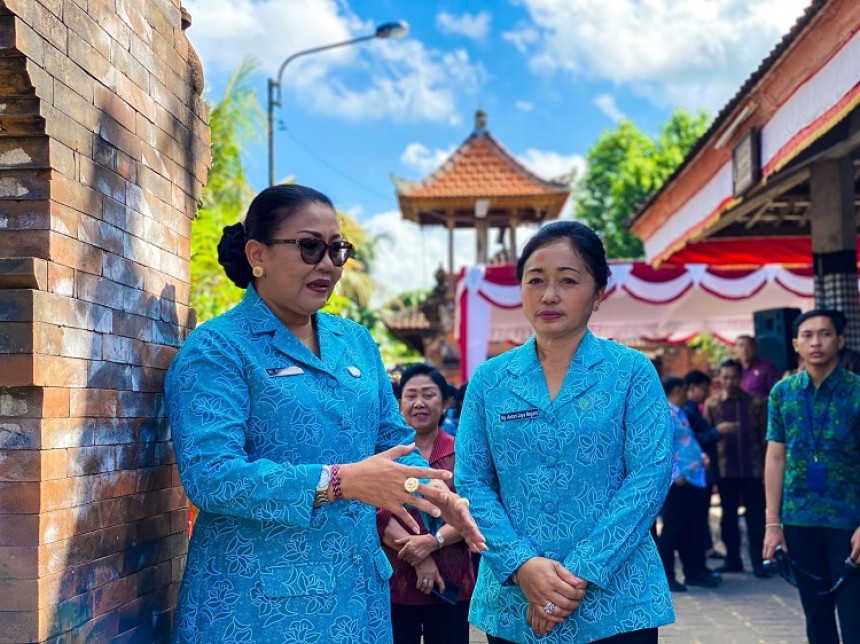 Nyonya Putri Suastini Koster Menyapa dan Berbagi